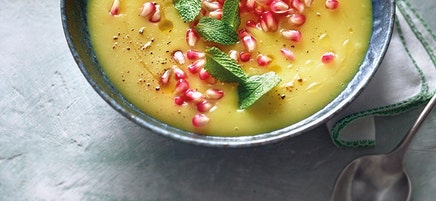 Vega pastinaaksoep met granaatappelpitjes