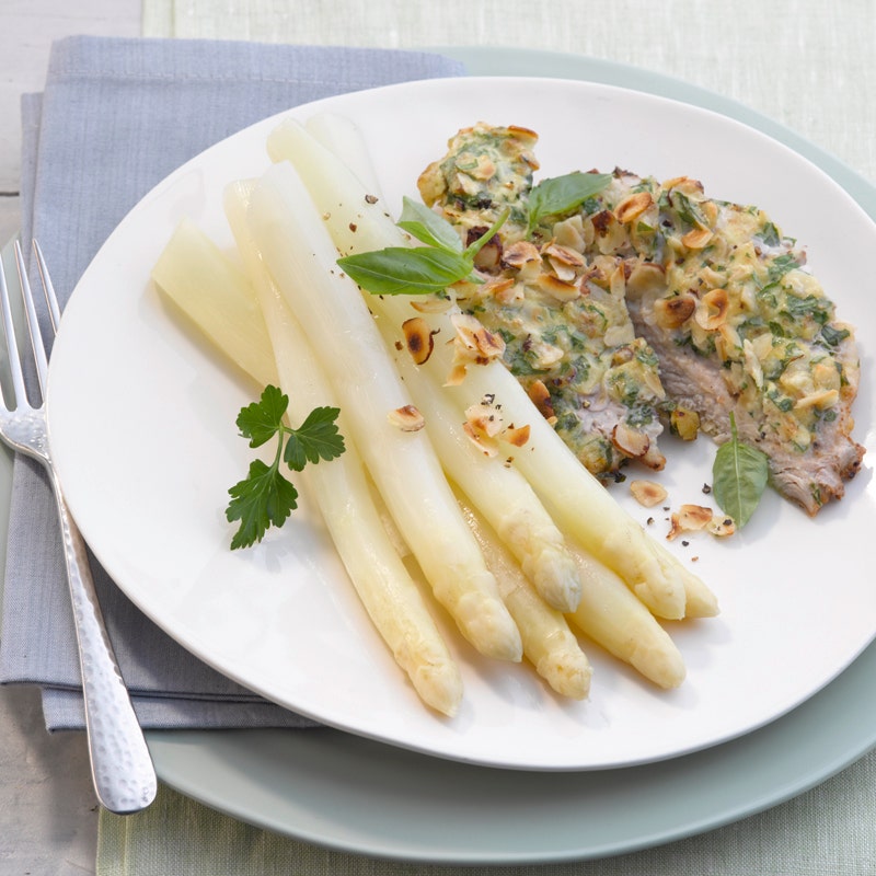 Spargel mit Nussschnitzeln