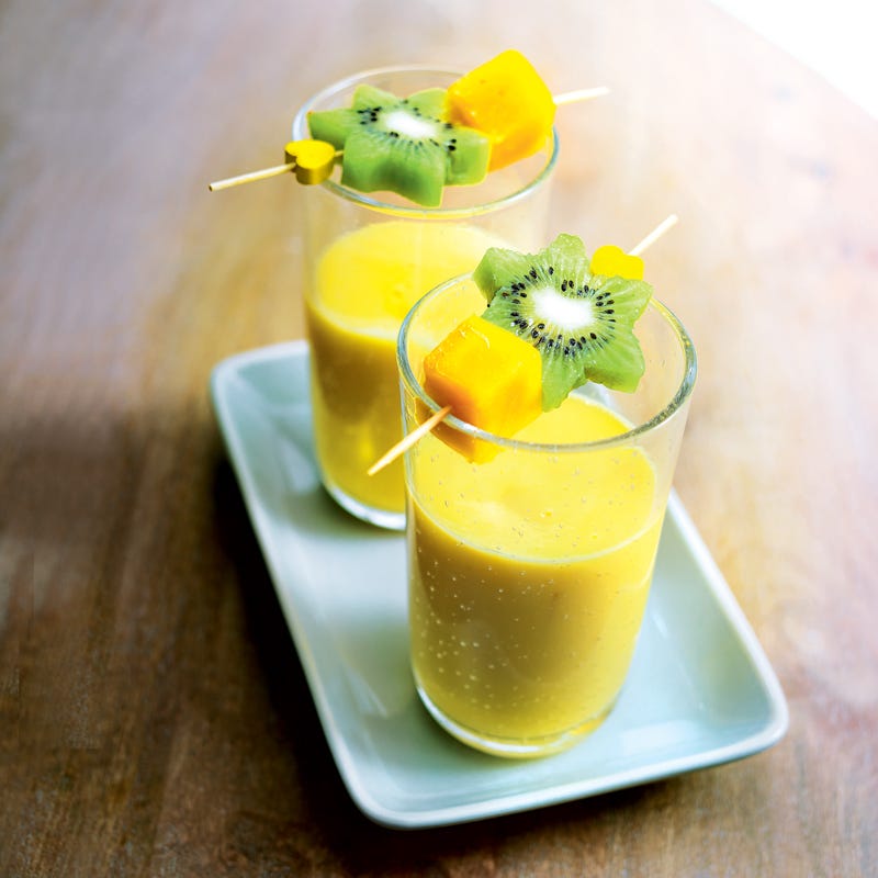 Smoothies à la mangue et mini-brochettes de fruits