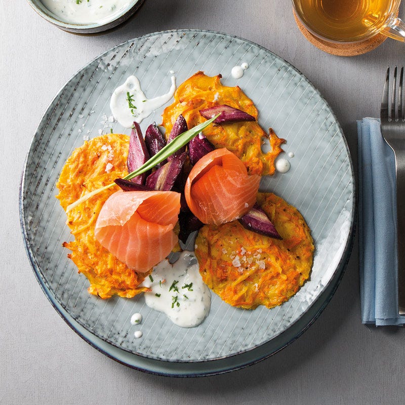 Karottenpuffer, Lachs und Bärlauchdip
