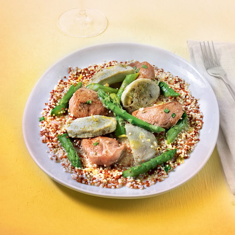Veau sauté aux asperges, aux artichauts, au quinoa, à l'estragon et au citron
