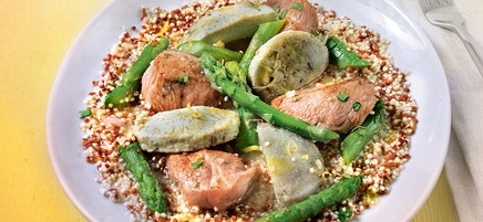 Veau sauté aux asperges, aux artichauts, au quinoa, à l'estragon et au citron