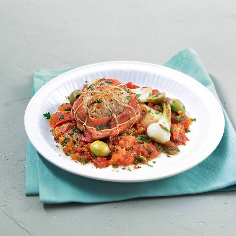 Paupiettes de veau aux oignons, aux tomates et aux olives
