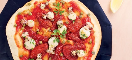 Pizza aux tomates, aux câpres et aux petites seiches