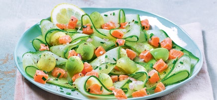 Saumon mariné et perles d'avocat sur tagliatelles de concombre