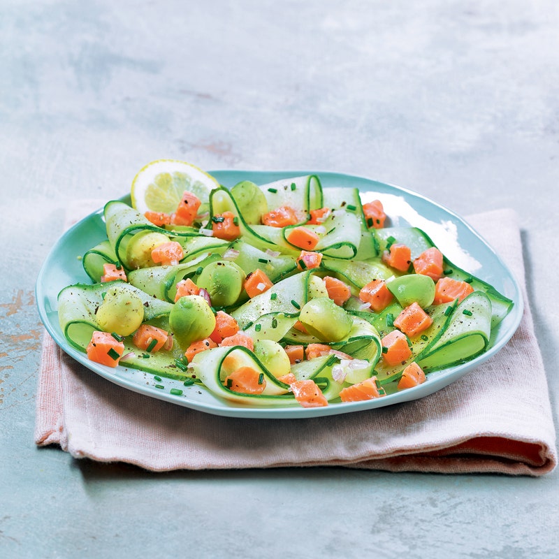 Saumon mariné et perles d'avocat sur tagliatelles de concombre