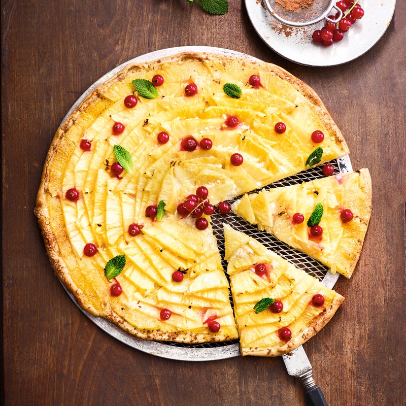 Pizza aux ananas et aux groseilles
