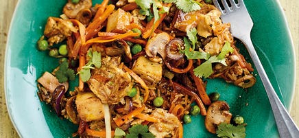 Riz aux légumes, aux œufs et au tofu fumé