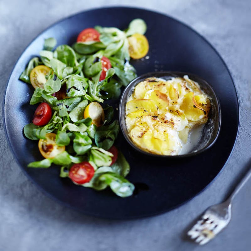 Kartoffelgratin mit Salat