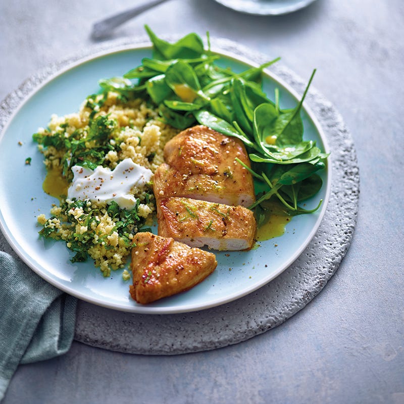 Muntcouscous met limoenkip en spinaziesalade