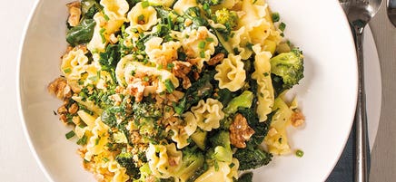 Finferli in Grüner Sauce mit Walnuss-Kräuter-Topping