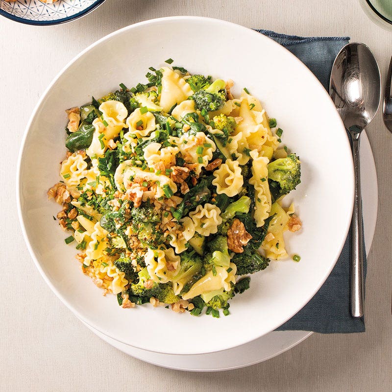 Finferli in grüner Sauce mit Walnuss-Kräuter-Topping