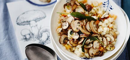 Risotto d’orge perlé et champignons à la sauge