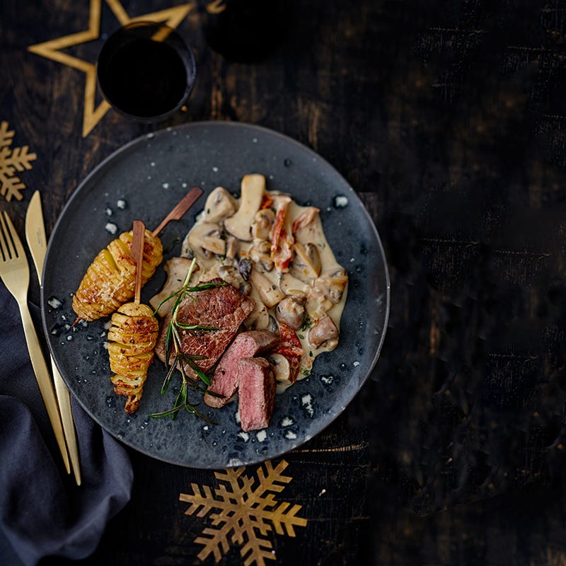 Foto van Ossenhaas met Hasselbackaardappelen en paddenstoelroomsaus door WW