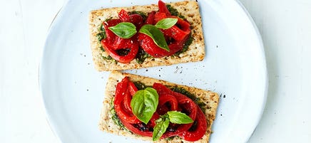 Pesto and capsicum crispbread