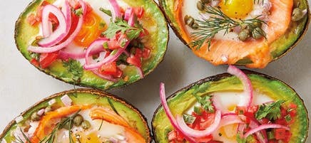 Œuf cuit dans un avocat avec saumon fume