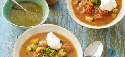 Soupe mexicaine aux légumes avec salsa verde