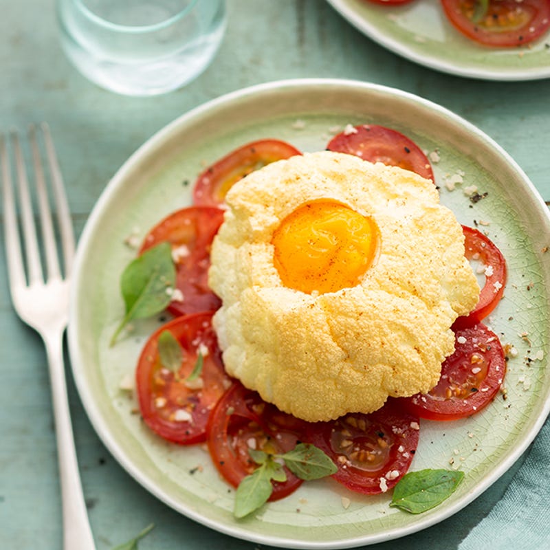 Œuf nuage sur lit de tomates