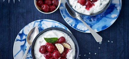 Luchtig dessert met kersen