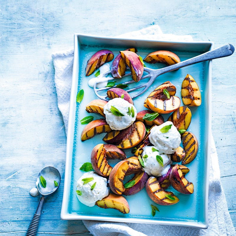 Röstnektarinen mit Joghurteis