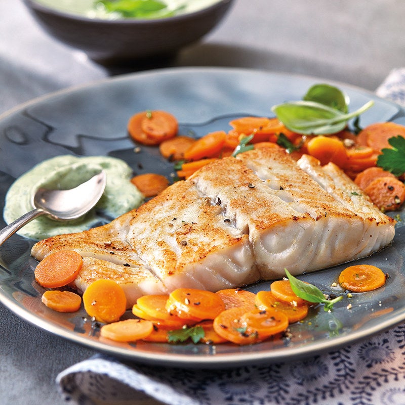 Seelachs mit Basilikumcreme und gedünsteten Karotten Rezept | WW ... Seelachs mit Basilikumcreme und gedünsteten Karotten Rezept | WW ...