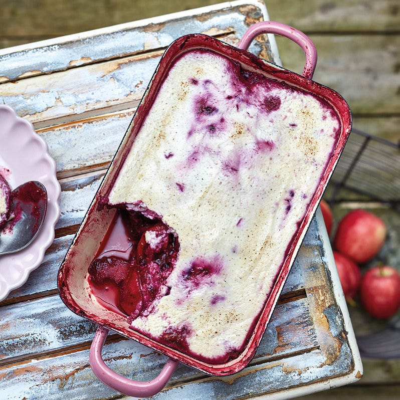 Obstlasagne mit Beerensauce und Vanillehaube