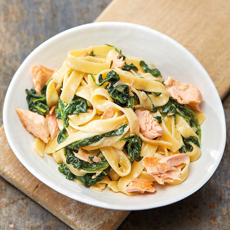Tagliatelle mit Lachs und Spinat Rezept | WW Deutschland Tagliatelle mit Lachs und Spinat Rezept | WW Deutschland