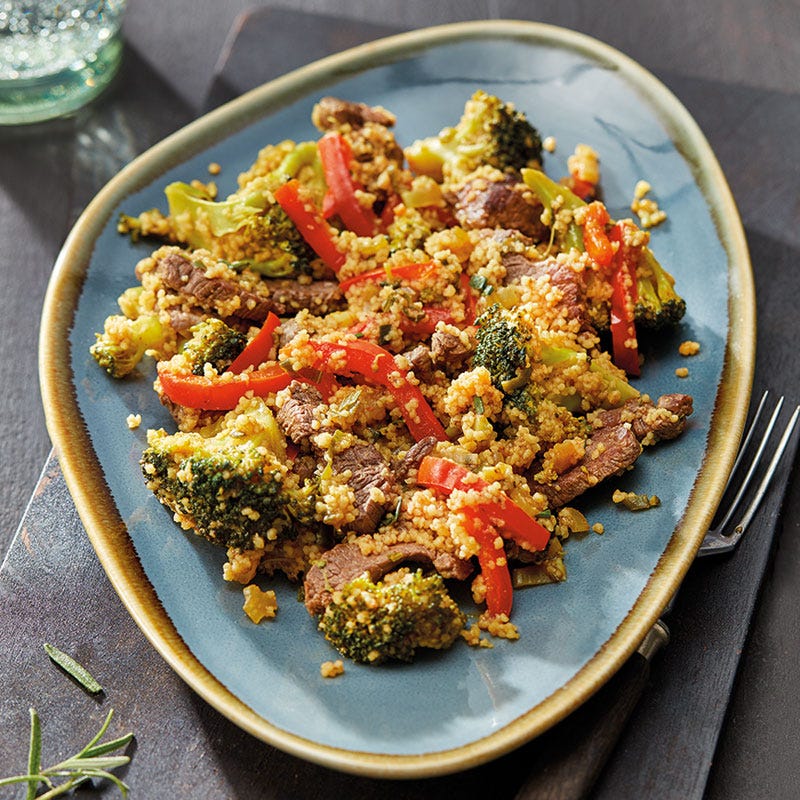 Bunte Gemüsepfanne mit Couscous und Rinderfiletstreifen