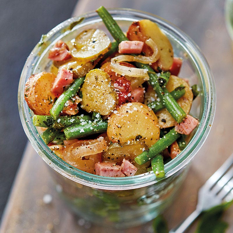 Bratkartoffelsalat mit Bohnen und Schinkenwürfeln