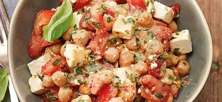 Kichererbsen-Salat mit Tomaten und Schafskäse