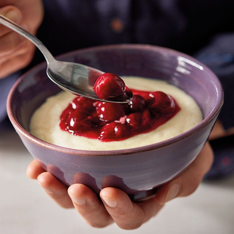 Grießbrei mit heißen Kirschen
