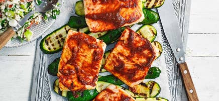 Harissalax med grillad zucchini och blomkålstabbouleh