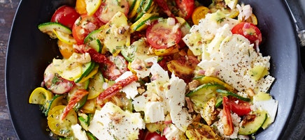 Zucchinisalat mit Walnussdressing