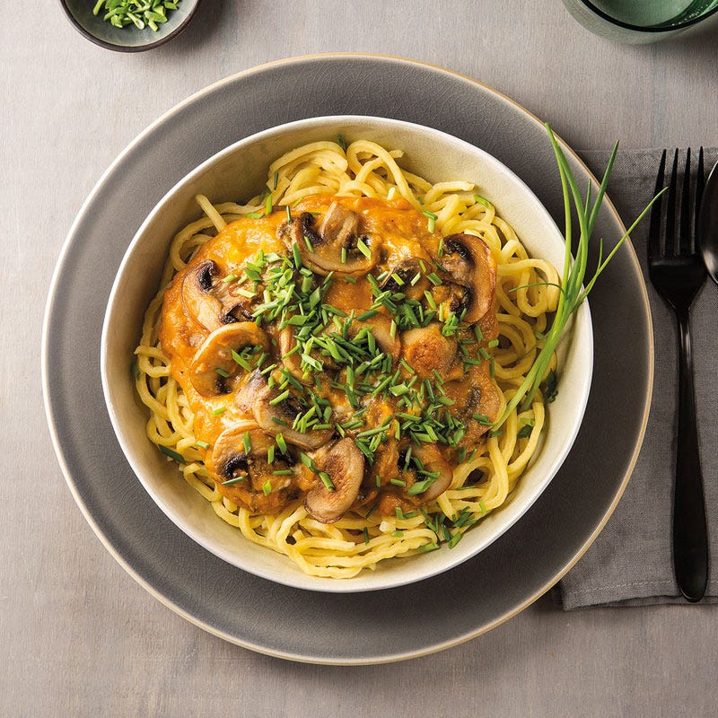 Spaghetti in Karotten-Ingwer-Sauce und Champignons
