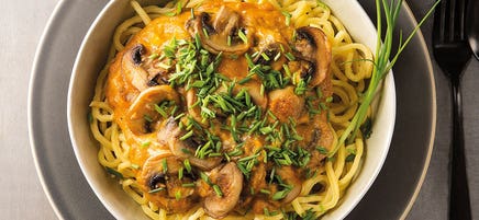 Spaghetti in Karotten-Ingwer-Sauce und Champignons