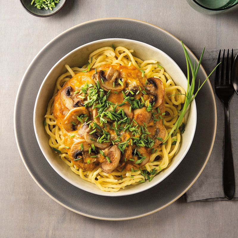 Spaghetti in Karotten-Ingwer-Sauce und Champignons