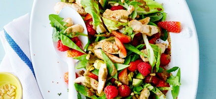 Salat mit Pouletbrust und Beerendressing