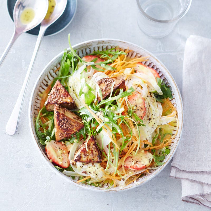 Sommersalat mit knusprigen Tofuecken