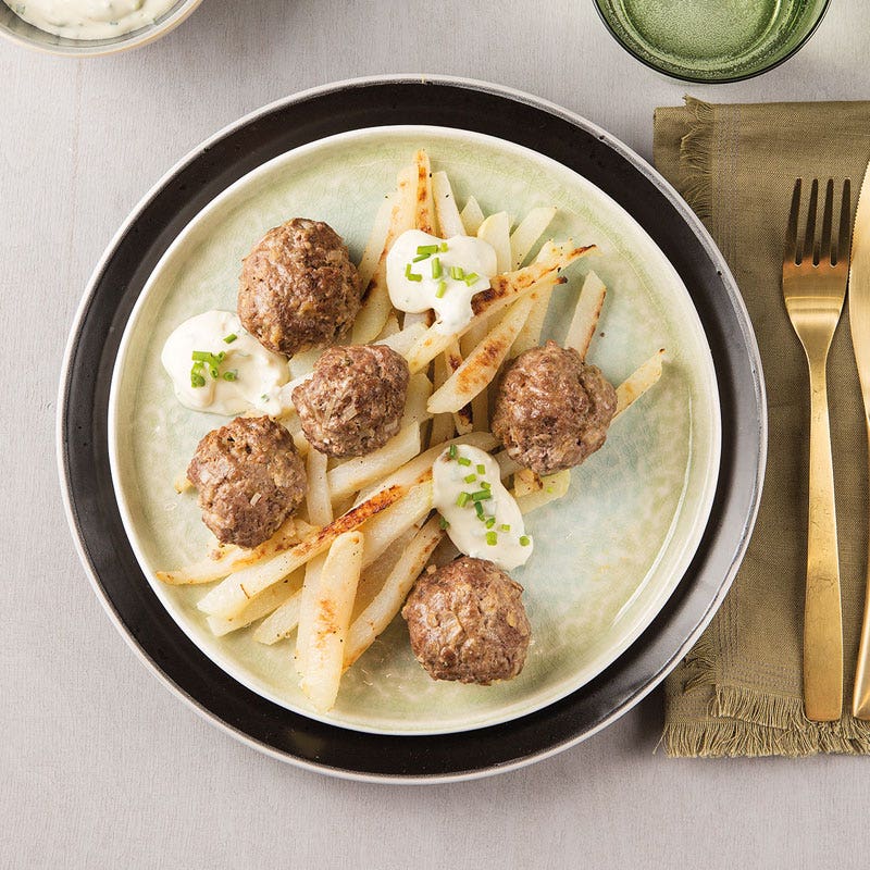 Hackbällchen mit Kohlrabipommes und Senfdip
