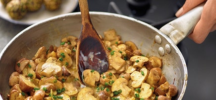 Romige champignons met peterselie-quinoaballetjes