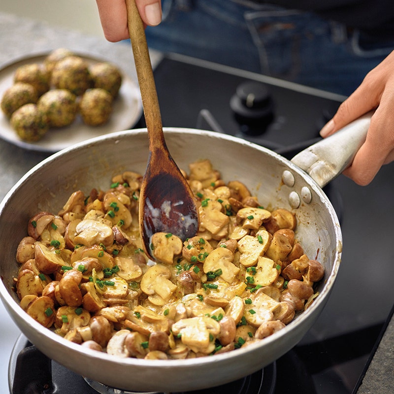Romige champignons met peterselie-quinoaballetjes