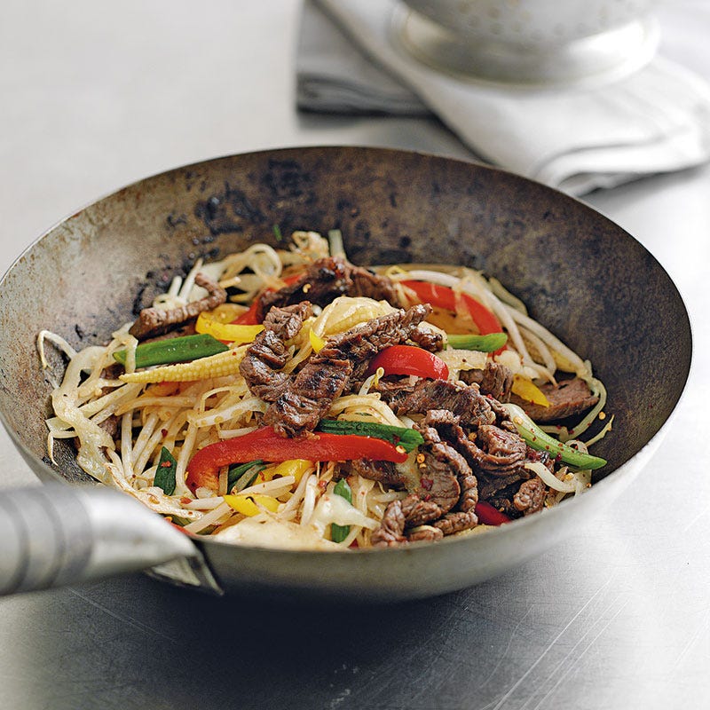 Wokgemüse mit Steakstreifen und Eiernudeln