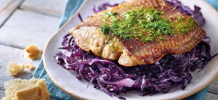 Filet de poisson-chat sur salade de chou rouge