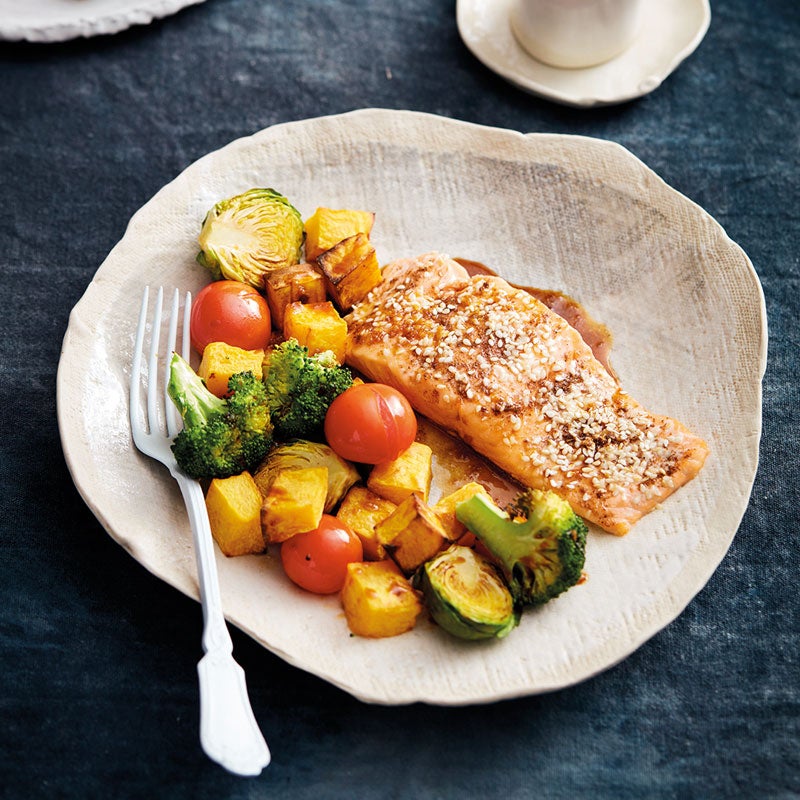 Sesam-Lachs mit Tamari-Dressing und Ofengemüse Rezept | WW Deutschland Sesam-Lachs mit Tamari-Dressing und Ofengemüse Rezept | WW Deutschland
