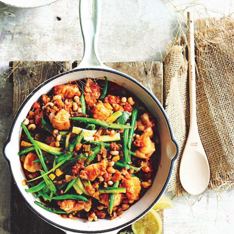 Photo de/du Poisson braisé avec haricots œil noir, piment, tomates et olives par WW