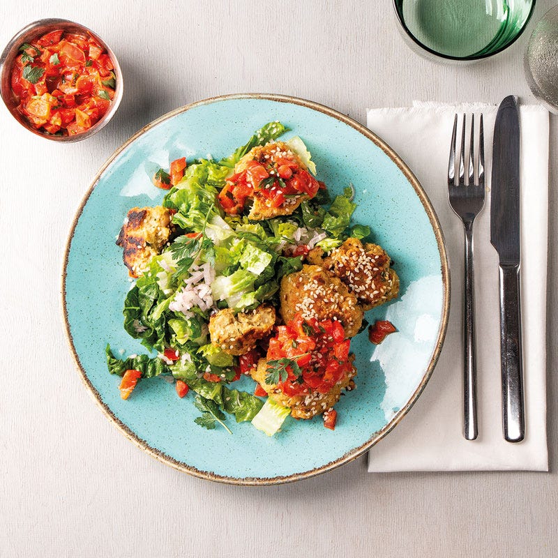 Falafelteller mit Paprikasalsa und Romanasalat