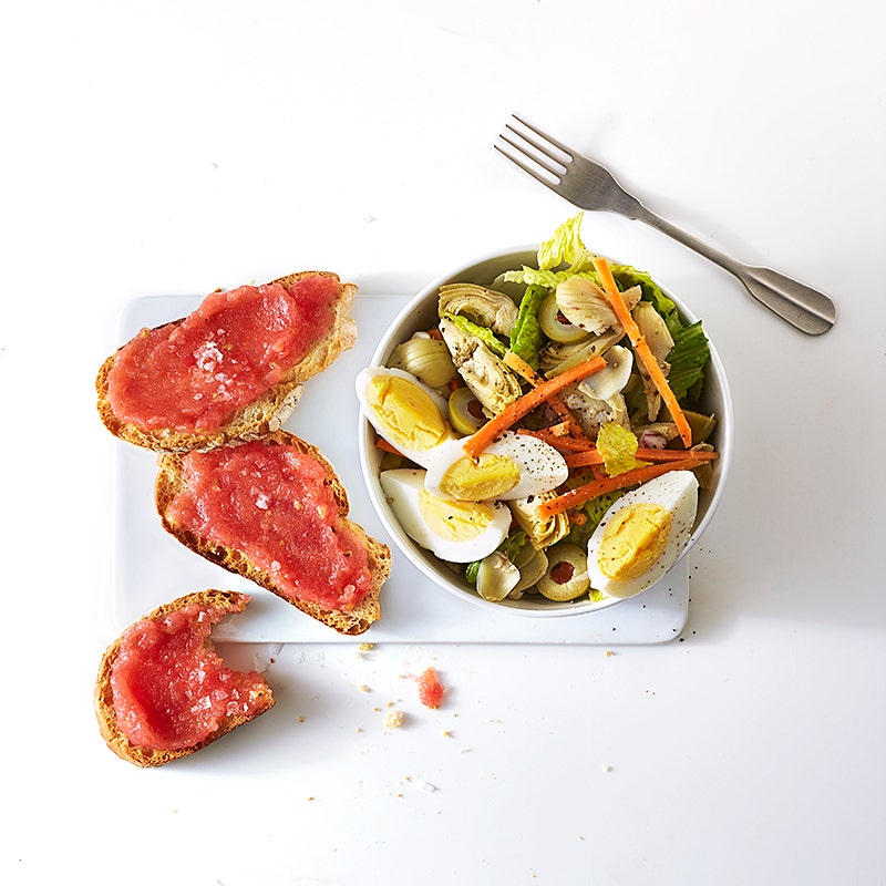 Pan con tomate with Spanish salad