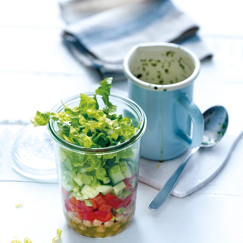Foto van Kleurrijke laagjessalade met kikkererwten door WW