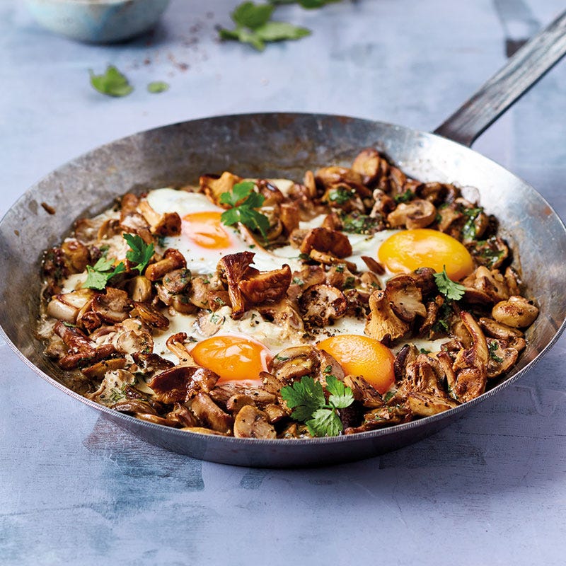 Waldpilzpfanne mit Spiegeleiern