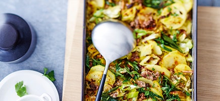 Prei-ovenschotel met americain en aardappelen